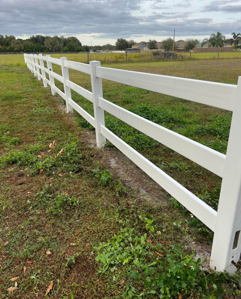A long fence stretching across a yard. Professional fence cleaning in Central Florida